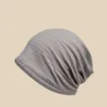 Detailansicht der atmungsaktiven grauen Schlupfmütze, leichter Strickstoff für Damenkomfort. - Einheitsgröße (56-58 cm) Elastisch / Grau