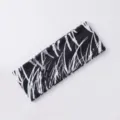 Vista dettagliata della fascia larga con motivo astratto in bianco e nero, ideale per sport. - Nero