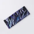 Primo piano dettagliato della fascia sportiva ampia antisudore con linee blu e viola. - 2# Blu