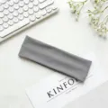 Dettaglio fascia sportiva elastica in tinta unita grigia, primo piano fascia fitness. - Grigio