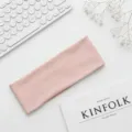 Dettaglio fascia in velluto rosa minimalista, morbido tessuto elastico per sport e uso quotidiano. - Rosa
