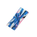 Vista dettagliata di una fascia per capelli elastica con stampa mimetica blu e rosa. - Camouflage #1
