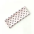 Primo piano dettaglio di una simpatica fascia sportiva a pois rosa e neri da donna, elastica. - Rosa a Pois