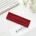 Vista di dettaglio della fascia sportiva elastica tinta unita, comodo accessorio per capelli. - Borgogna