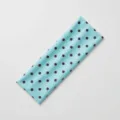 Vista dettagliata di una fascia sportiva a pois blu alla moda, alta elasticità e assorbimento del su - Pois blu