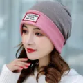Modische Herbst Winter Strick Beanie Mütze für Damen warm kuschelig weich stylischer Patch - Einheitsgröße / Reguläre Passform / Khaki mit Rosa Rand