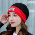 Donna inverno caldo lavorato a maglia slouchy berretto cappello nero rosso blocco colore variante - Taglia unica / Vestibilità regolare / Nero con Bordo Rosso
