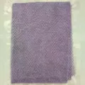 Vue détaillée du filet de bain exfoliant violet avec une texture maillée pour le nettoyage corporel. - 30x80cm (Emballé sous vide) / Violet