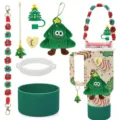 Set de accesorios para tazas de Navidad con colgante de peluche y correa trenzada. - Verde