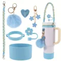 Ensemble de 7 accessoires de tasse bleus avec sangle tressée, pompon, botte et bouchon de paille - Bleu
