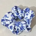 Υφασμάτινο scrunchie μαλλιών σε μπλε και λευκό στυλ πορσελάνης, ανατολίτικο αξεσουάρ. - Λάστιχο Μαλλιών-1