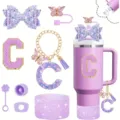 Lila Glitzer Becher Zubehör Set mit personalisiertem Buchstabe C Aufnäher und Schmetterling. - Buchstabe C Stil