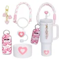Detailansicht des 40oz Becher rosa Liebesherz Zubehör Set mit geflochtenem Griff und Kappe. - Lotosrosa