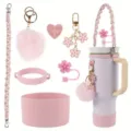 Set d'accessoires tasse rose avec sangle tressée, pompon, charms fleurs et botte en silicone. - Rose