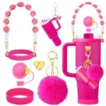 Rosa Stanley Becher Zubehör Set, Häkelblume Tassenriemen, Strohhalmabdeckung und Bommel. - Fuchsia