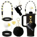 Set accessori per tumbler Stanley nero con tracolla margherita e portachiavi pompon. - Nero