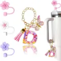 Portachiavi con lettera D in resina glitterata con farfalla e copripaglia a fiore. - Lettera D