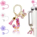 Set accessori per tazze con ciondolo lettera glitterato e tappo per cannuccia a fiore. - Lettera J