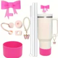 Set di accessori per tumbler con copricanna a fiocco rosa e custodia in silicone inferiore. - Rosso rosa