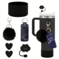 Becher Zubehör Set mit Silikonstiefel, flauschigem Pompon und süßem Strohhalmdeckel. - Schwarz