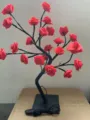 Gros plan de la lampe branche d'arbre rose LED avec des fleurs rouges pour déco romantique. - Rose Rouge