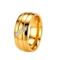 Breiter goldener Edelstahlring mit Doppelnillen und diagonalen Zirkonias für Paare. - 9 / Gold