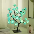 Détail de la lampe arbre roses LED avec fleurs bleues lumineuses, parfaite pour la déco festive. - Rose Bleue
