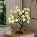 Vue détaillée de la lampe arbre roses LED lumineuse sur bureau en bois avec décor chaleureux. - Roses Vertes