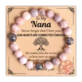 Vista dettagliata del bracciale di perle con ciondolo albero della vita in oro rosa e cartolina. - Albero della Vita (Carta Nana) / Pietra Zebra Rosa