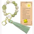 Porte-cles bracelet en perles de silicone vert avec pompon en cuir et carte cadeau. - Feuille Verte