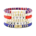 Vista dettagliata di bracciali con perline heishi patriottiche con testo USA e dischi colorati. - Set da 6 pezzi 1776 / Rosso Bianco Blu