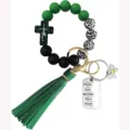 Porte-clés bracelet en perles de silicone avec gland vert croix et pendentif métal. - Ensemble Foi Verte