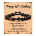 Pulsera de cuentas negras mate con cruz y ojo de tigre en tarjeta de felicitación - Estilo 1