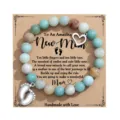 Vista dettagliata del bracciale di perle in pietra naturale con ciondoli piedino e cuore su carta. - Amazonite con biglietto « New Mom »