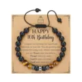 Vista detallada de la pulsera de cuentas negras mate para hombre con ojo de tigre. - Estilo 5