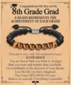 Vista detallada de la elegante pulsera de cuentas negras mate y ojo de tigre de graduación. - Estilo 16