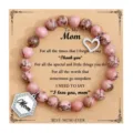 Bracciale di perle rosa per la festa della mamma con cuore e ciondolo lettera Mom. - Pietra a Linee Nere e Vene Rosse con Biglietto MOM