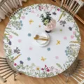Detailansicht der runden Tischdecke mit botanischem Blumen- und Schmetterlingsdruck zu Hause. - 60CM