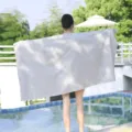 Grote effen microvezel sneldrogende strandhanddoek, draagbare zwembadbadjas voor volwassenen. - Stijl zonder dop / 80*160cm / Grijs