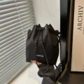 Bolso de cubo negro de nailon con cordón y una correa de hombro tejida ajustable - Negro