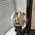 Bolso bombonera beige elegante con cordón y etiqueta Creative Cat - Blanco