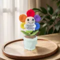 Detailansicht gehäkelte positive Sonnenblume Topfpuppe, handgemachte Wolle emotionale Geschenk. - Bunte Regenbogen-Sonnenblume