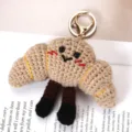 Handgemachte Häkel Croissant Schlüsselanhänger süße Plüschpuppe Taschenanhänger neu - Helle Farbe / 10cm