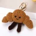 Handgemachte Häkelung Croissant Schlüsselanhänger Plüschtier süße Puppe Detailansicht. - Dunkelbraun / 10cm