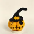 Handgehäkelte Halloween Kürbis Puppe Variante mit Hexenhut für Tisch Auto Dekoration. - Stil 2 / Gelb