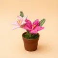 Handgemachte gehäkelte Lilien Topfpflanze süße Wollstrick Blume Ornament Schreibtisch Dekoration - Zweiköpfige Crocosmia in Rosa