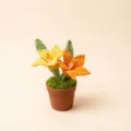 Nahaufnahme Detail der handgemachten Häkelblumen Topfpflanze als schöne Tischdekoration. - Gelbe doppelköpfige Crocosmia