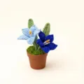 Handgefertigt Häkelgarn blaue Blume Topfpflanze komplizierte Detailansicht Innendekoration. - Blaue doppelköpfige Crocosmia