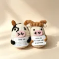 Handmade crochet animal plush dolls pair holding message cards, cute desk decor gift. - Cow Gift Box