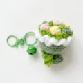 Handgemaakte gehaakte bloemen boeket sleutelhanger met bel, perfecte tasaccessoire. - Groen
